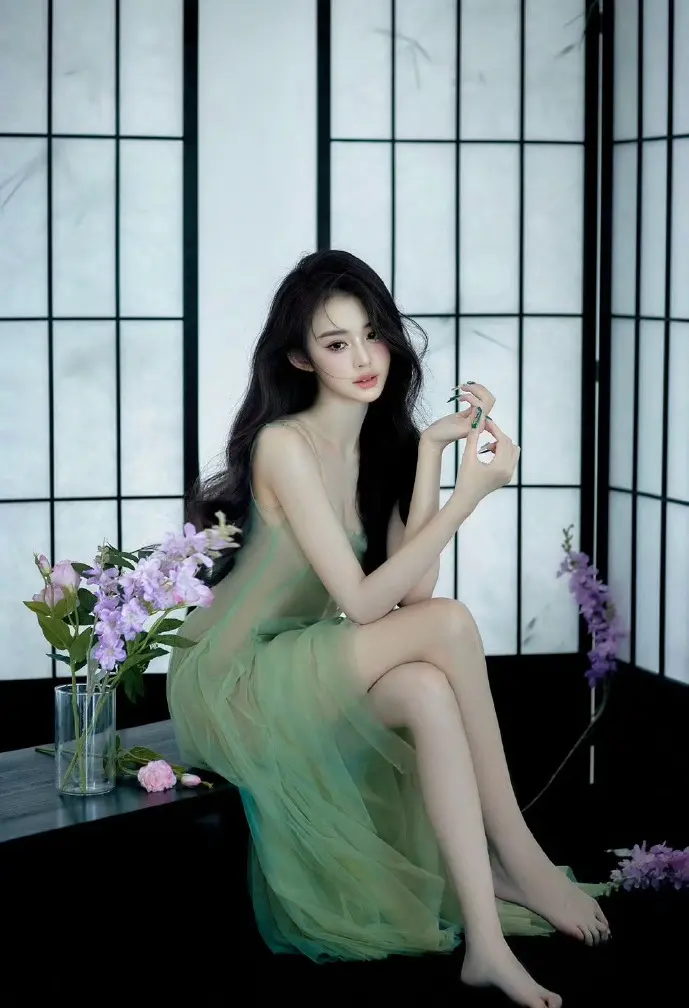 公路骑手穿越峡谷